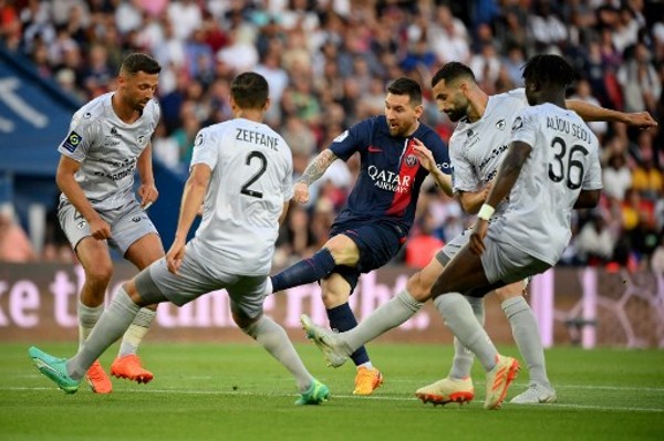 泽林斯基：制胜球有运气加持；为避免停赛未过多参与身体对抗