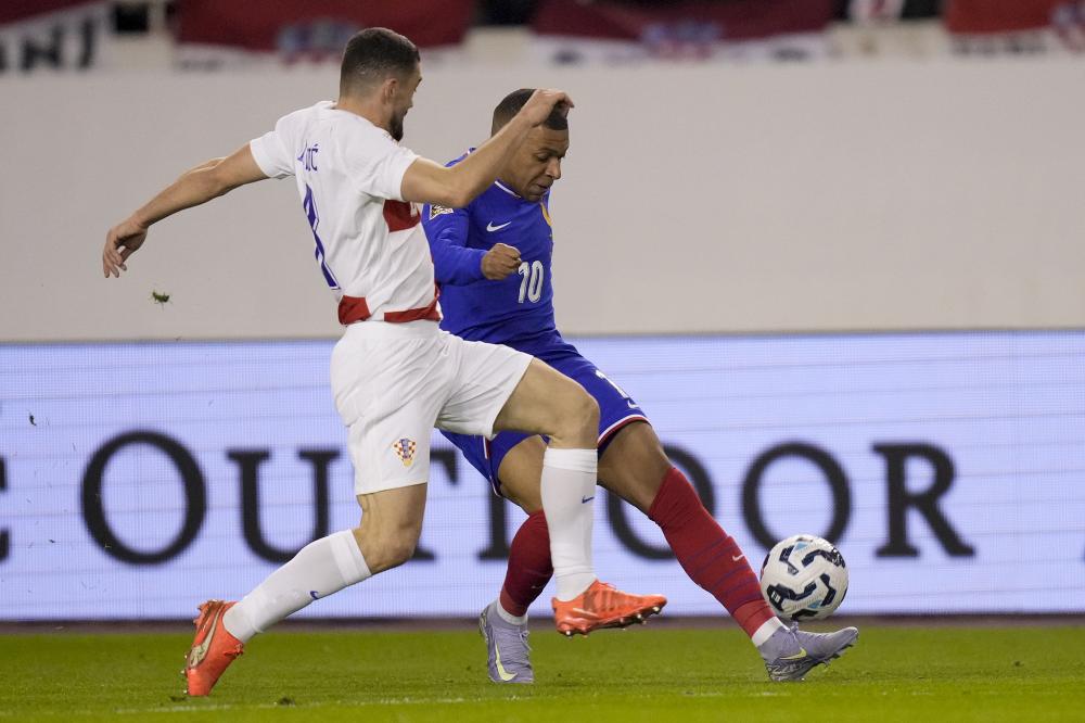 欧冠半场：克瑙夫打破僵局，法兰克福1-0巴塞罗那