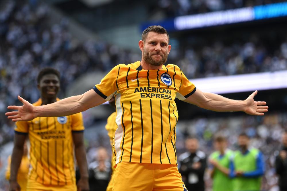 广州小学生观战轮椅篮球赛为运动员加油